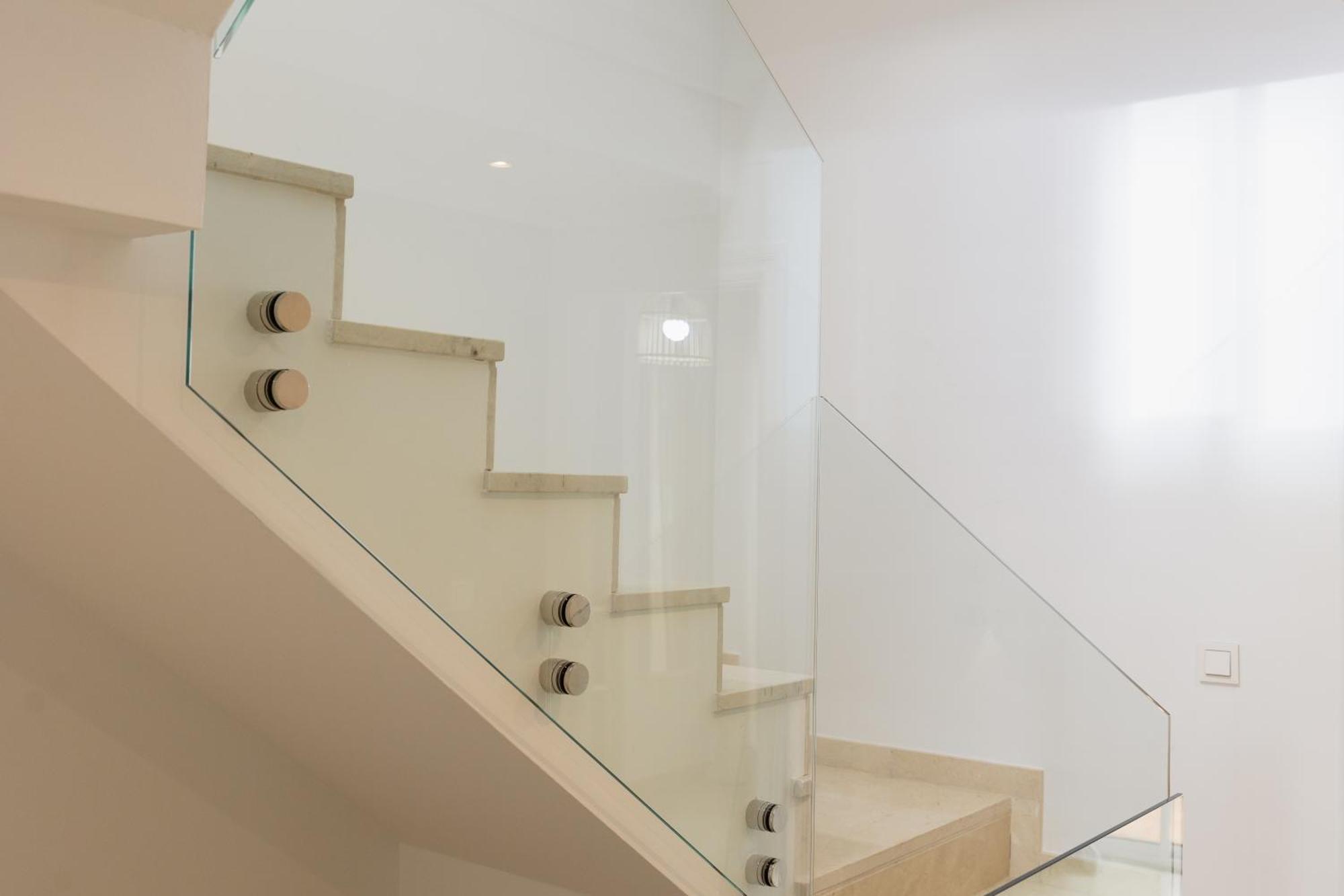 3-story Townhouse For 7, Newly Renovated, Terrace, Bbq, And Access In Arenal, Hébergement de vacances Marbellac
