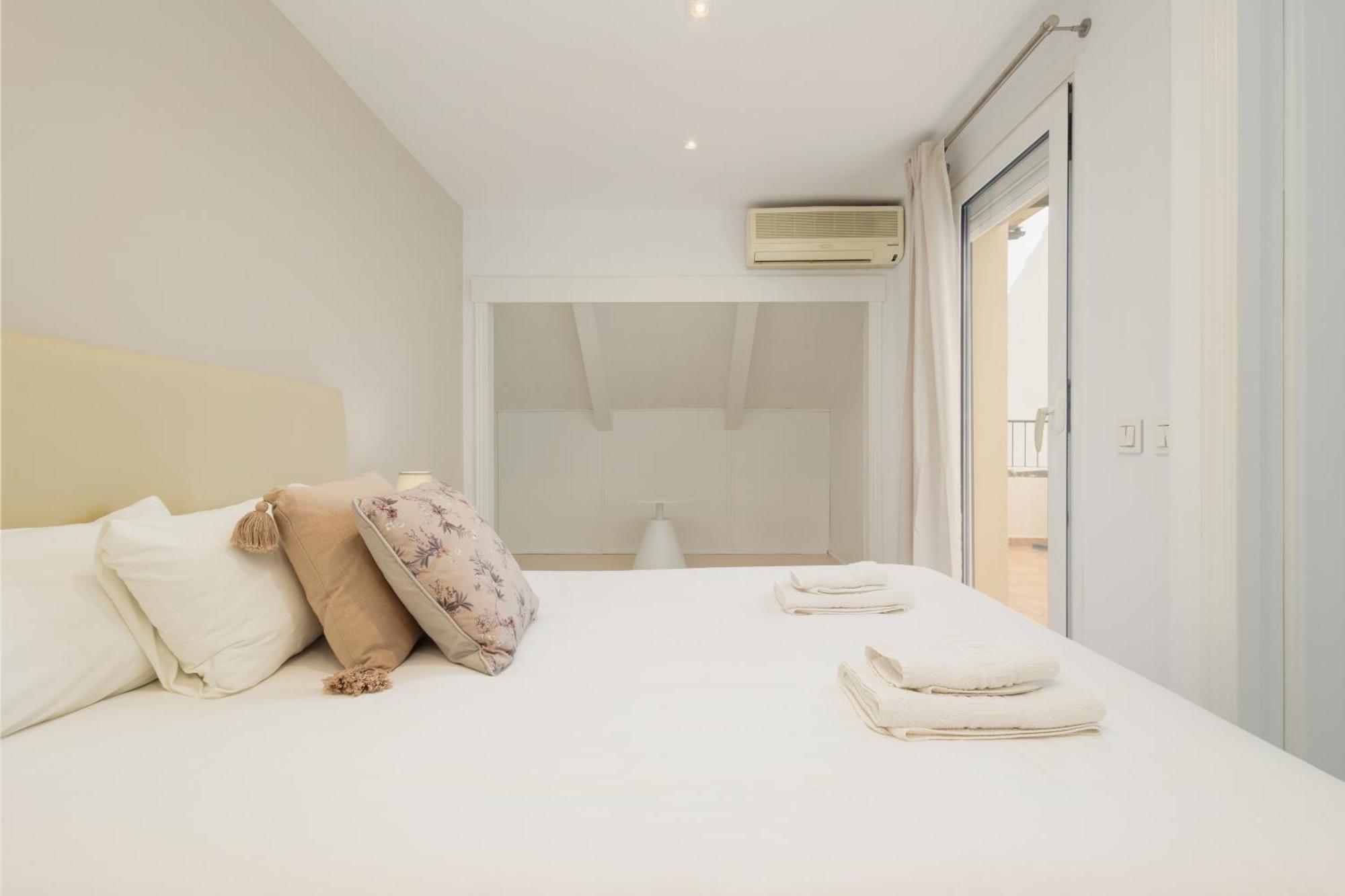 Hébergement de vacances 3-story Townhouse For 7, Newly Renovated, Terrace, Bbq, And Access In Arenal, *
