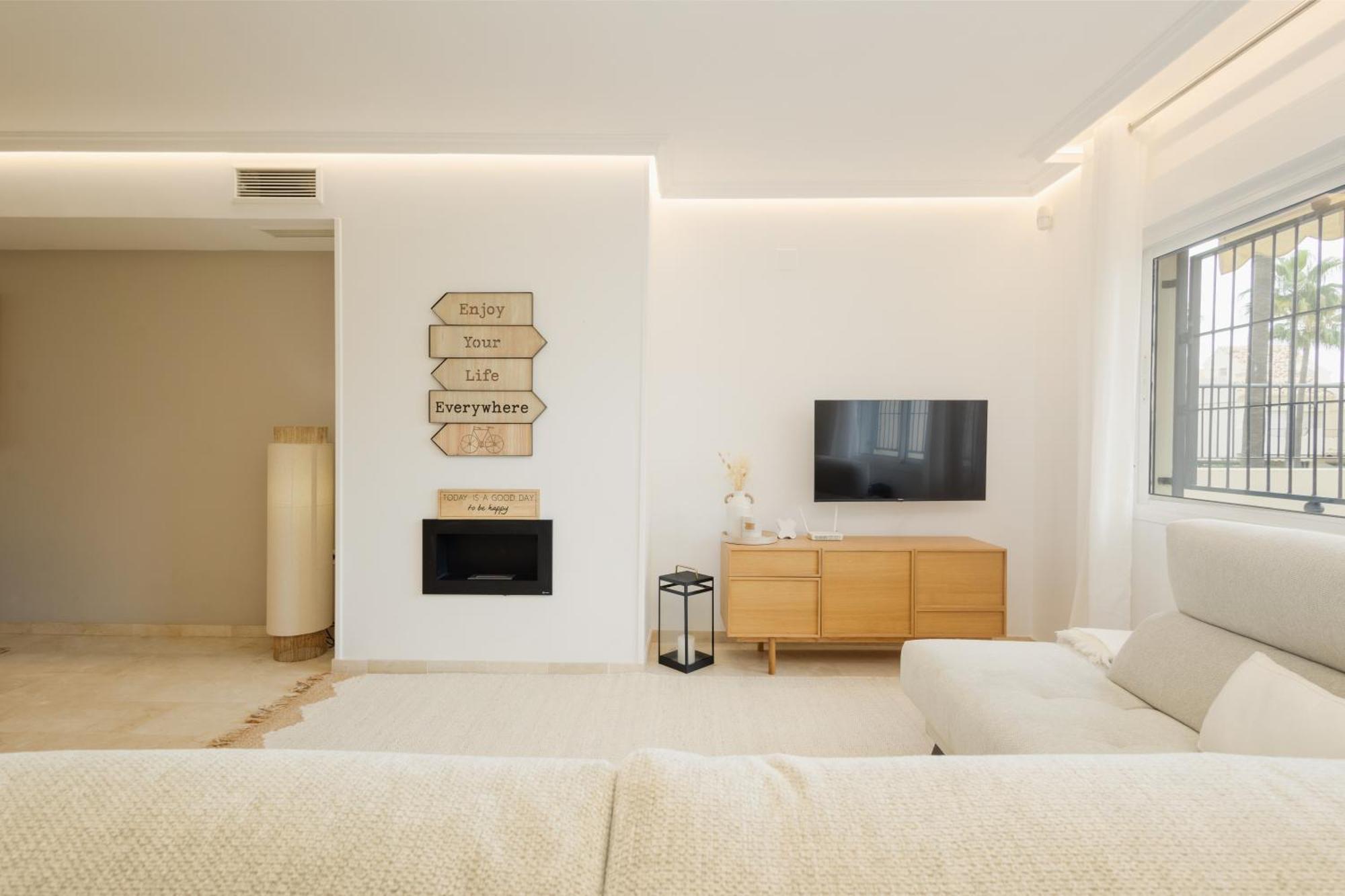 Hébergement de vacances 3-story Townhouse For 7, Newly Renovated, Terrace, Bbq, And Access In Arenal,
