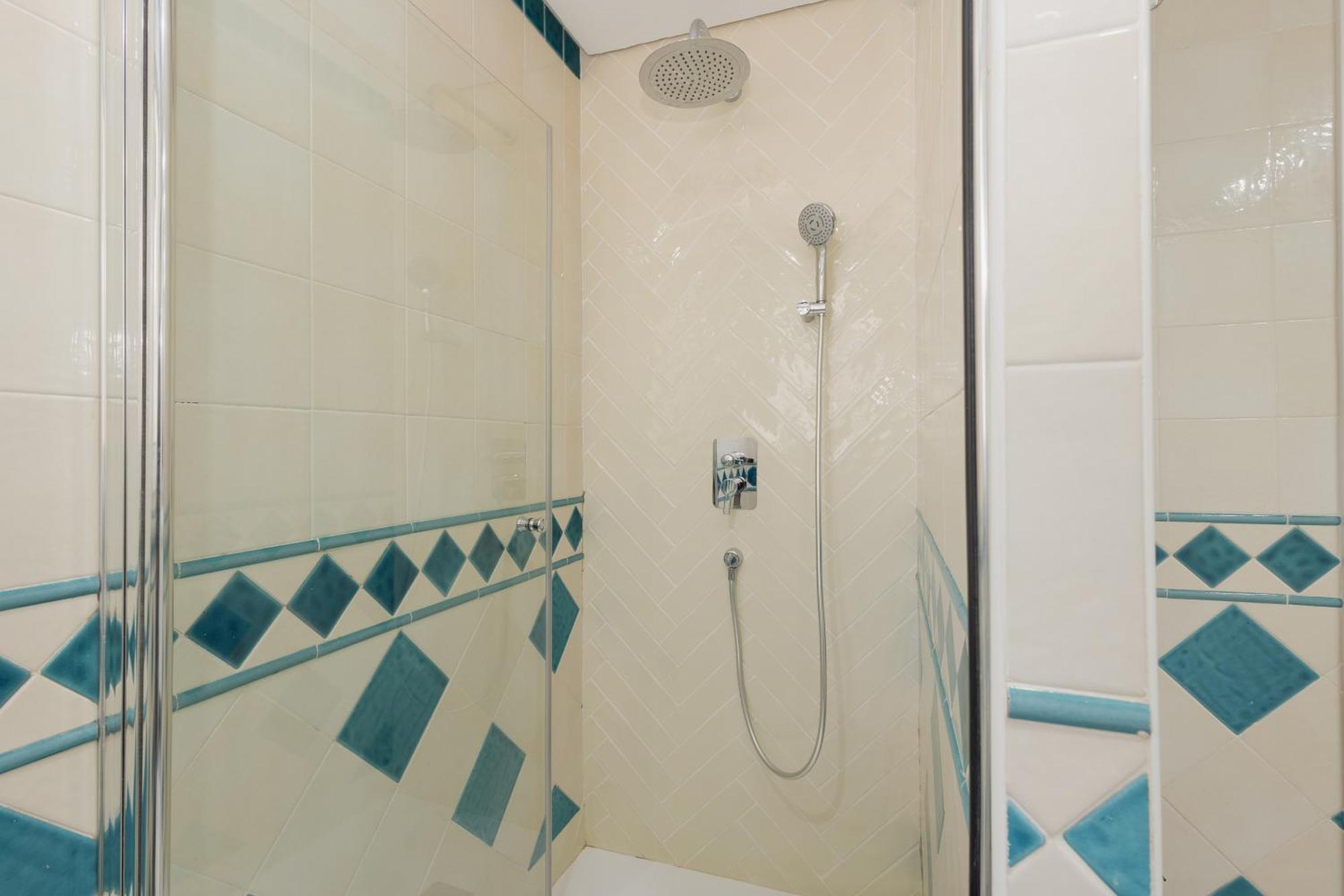 3-story Townhouse For 7, Newly Renovated, Terrace, Bbq, And Access In Arenal, Hébergement de vacances Marbellac