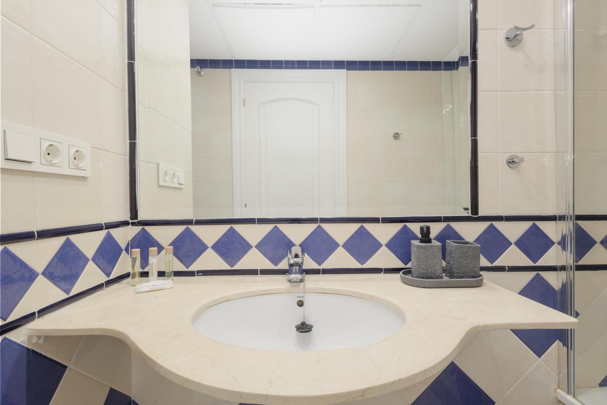 3-story Townhouse For 7, Newly Renovated, Terrace, Bbq, And Access In Arenal, * Marbellac