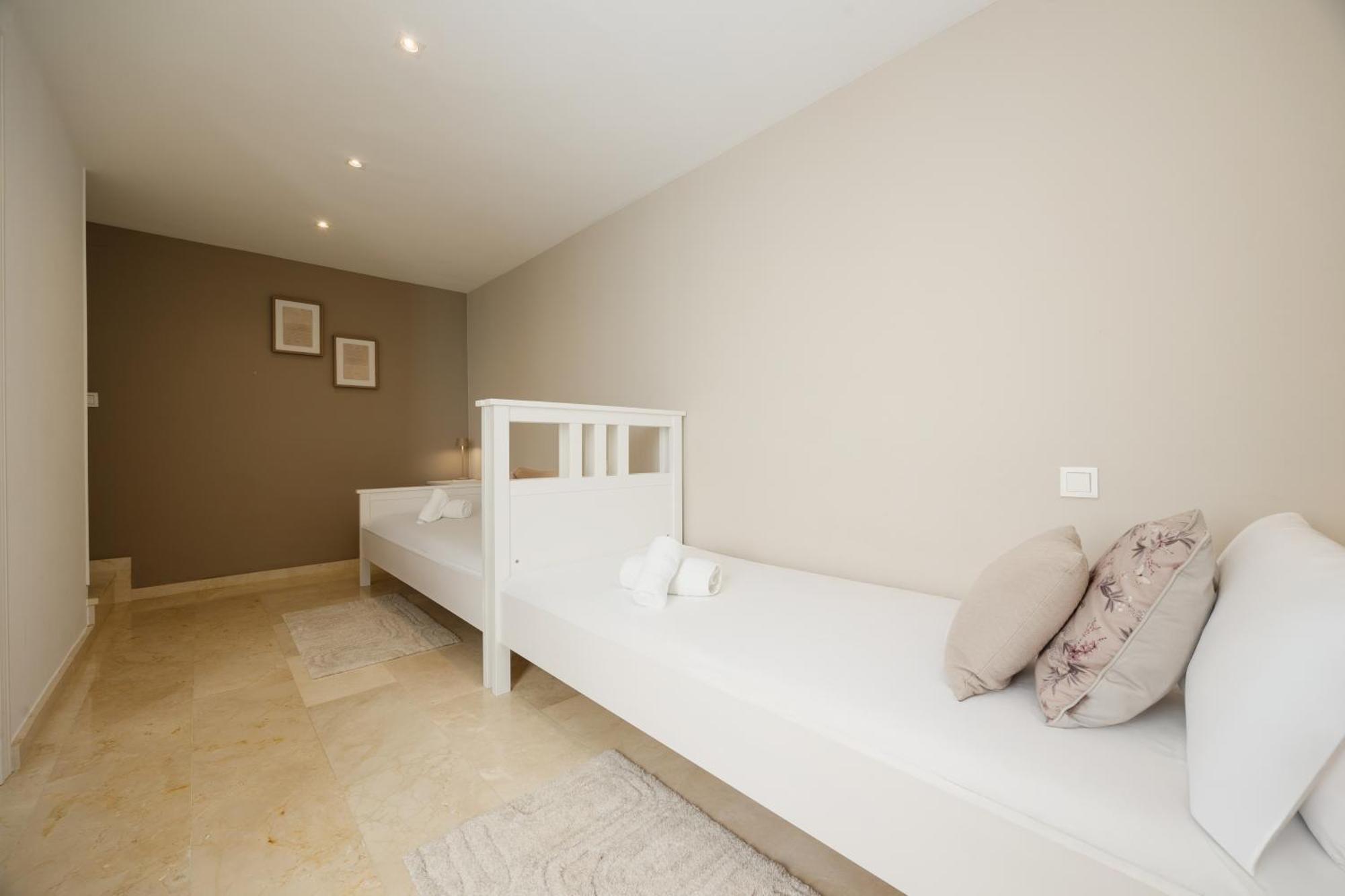 3-story Townhouse For 7, Newly Renovated, Terrace, Bbq, And Access In Arenal, Ferienhaus Marbella