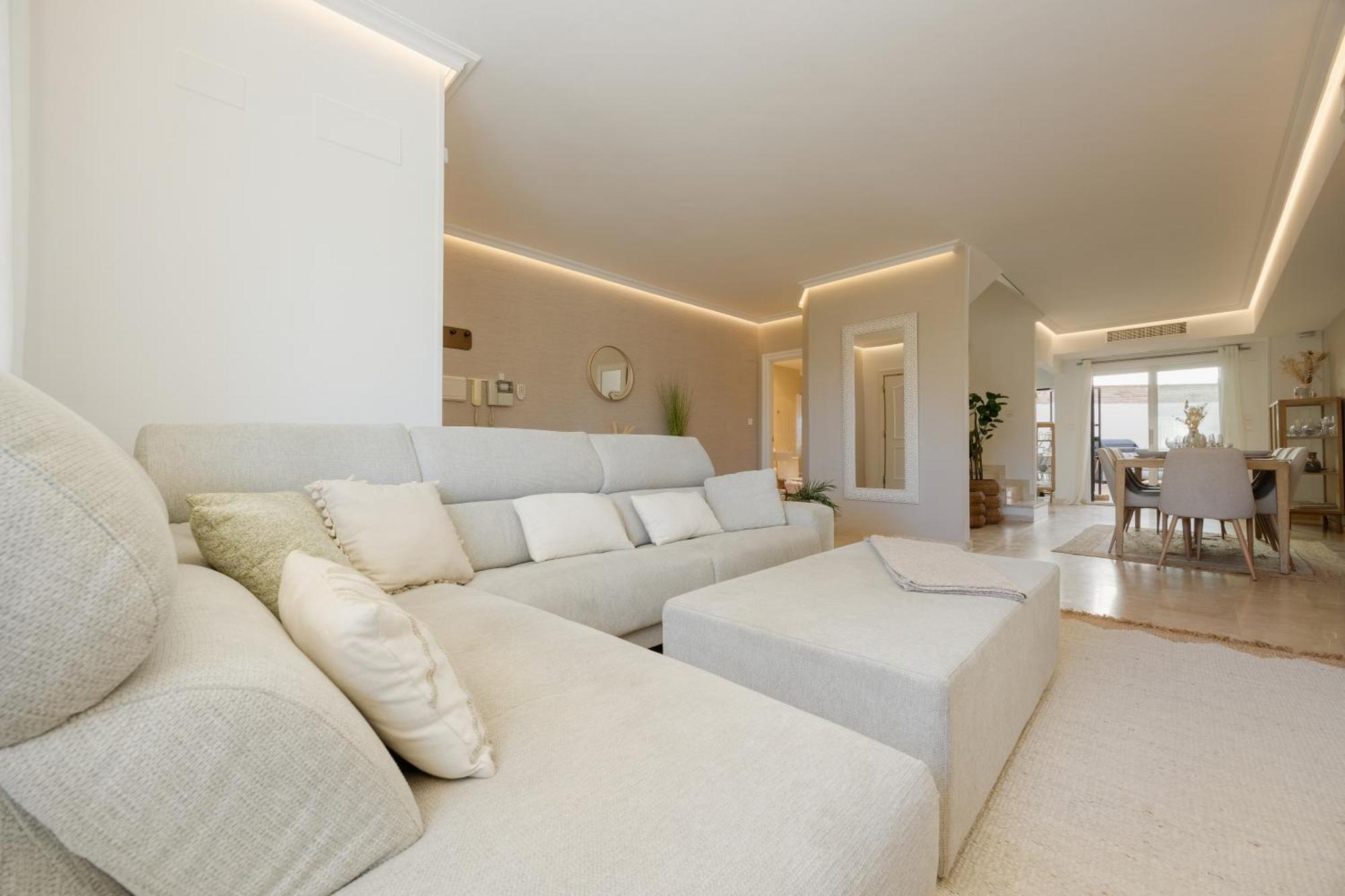 3-story Townhouse For 7, Newly Renovated, Terrace, Bbq, And Access In Arenal, Marbella