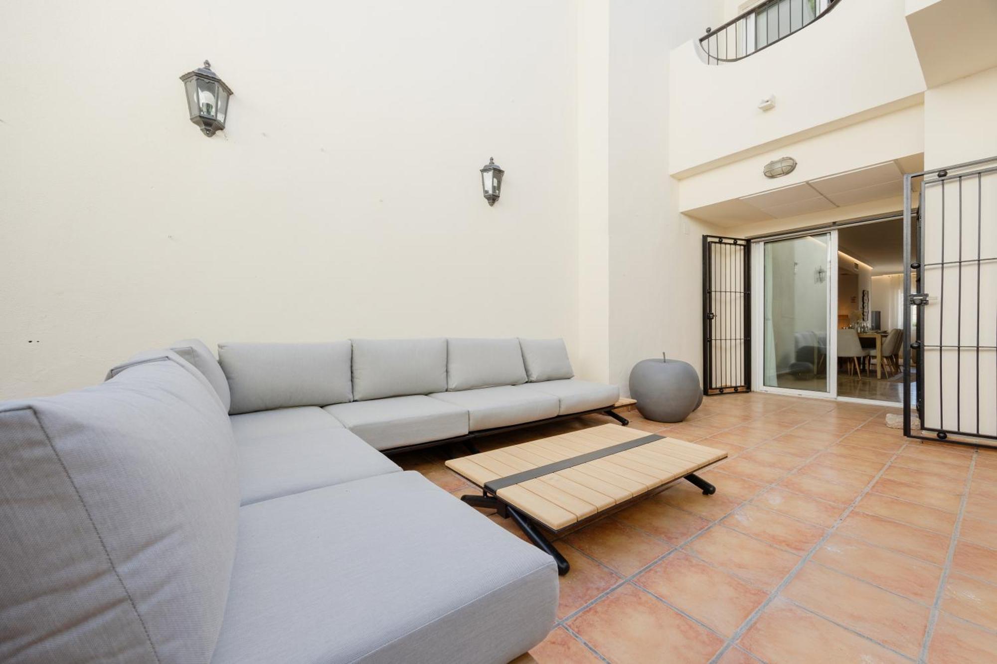 3-story Townhouse For 7, Newly Renovated, Terrace, Bbq, And Access In Arenal, Ferienhaus