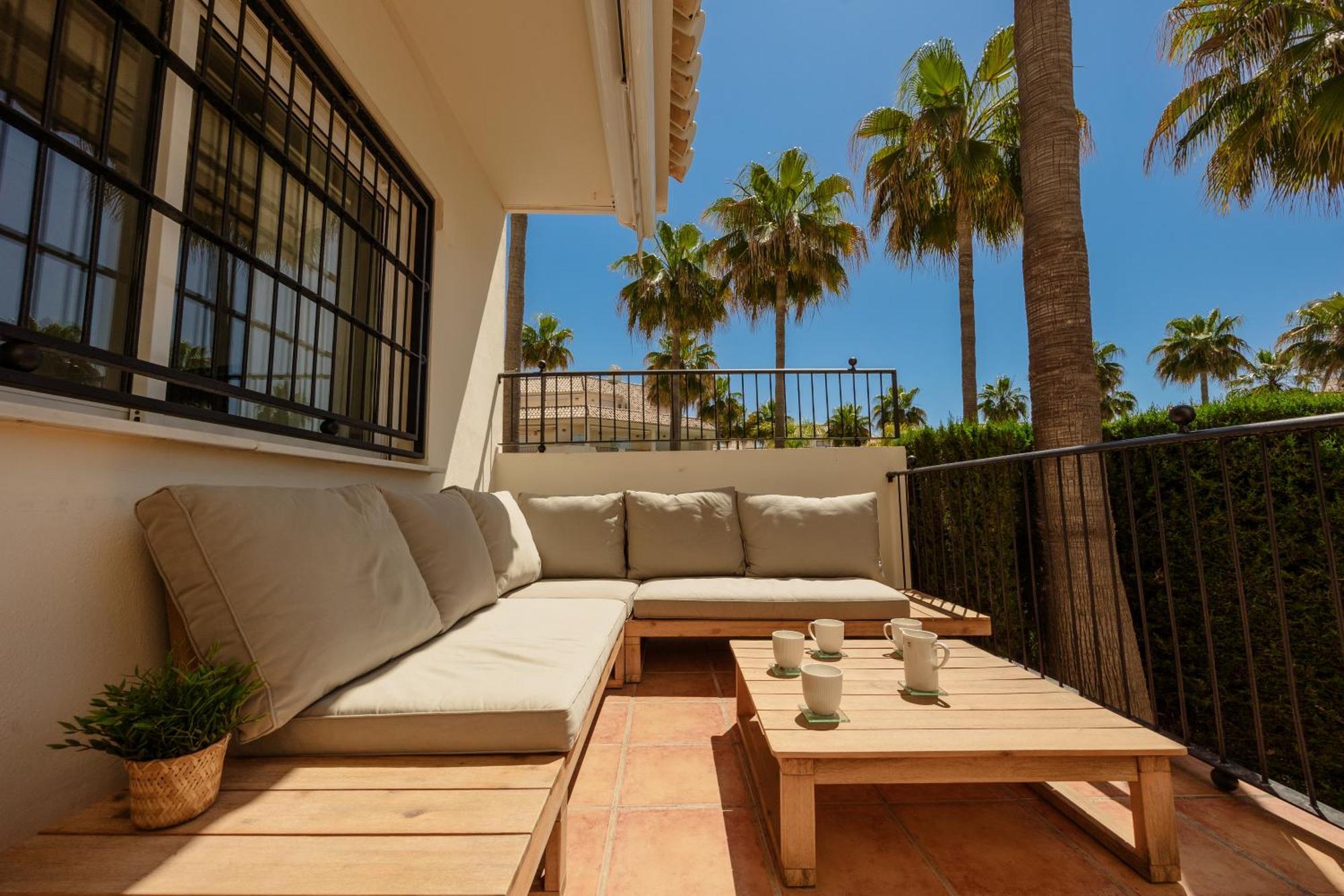Ferienhaus 3-story Townhouse For 7, Newly Renovated, Terrace, Bbq, And Access In Arenal, Marbella