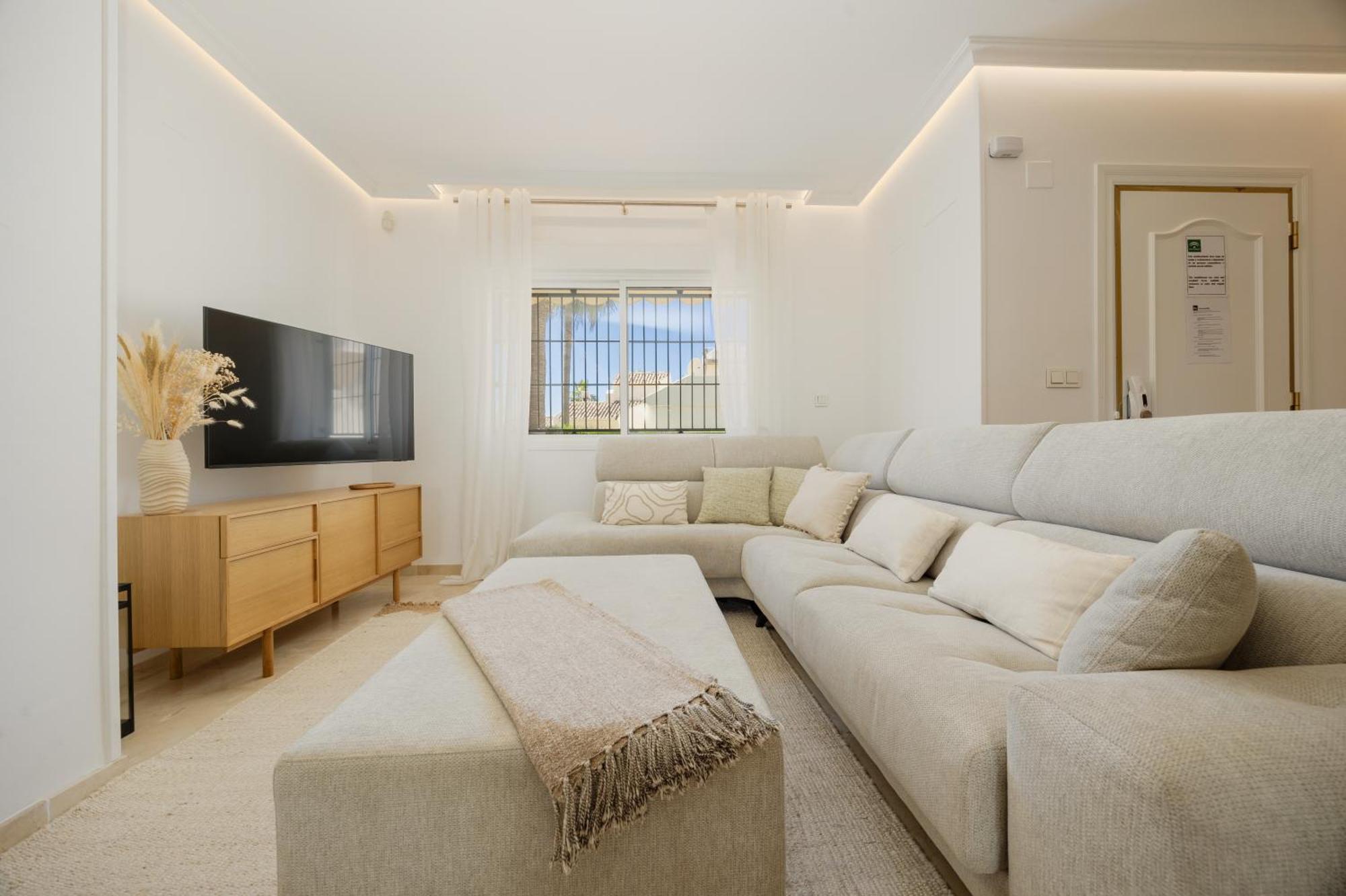 3-story Townhouse For 7, Newly Renovated, Terrace, Bbq, And Access In Arenal,