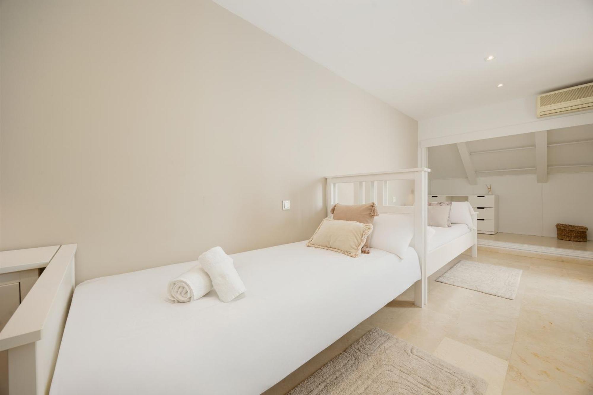 3-story Townhouse For 7, Newly Renovated, Terrace, Bbq, And Access In Arenal, *
