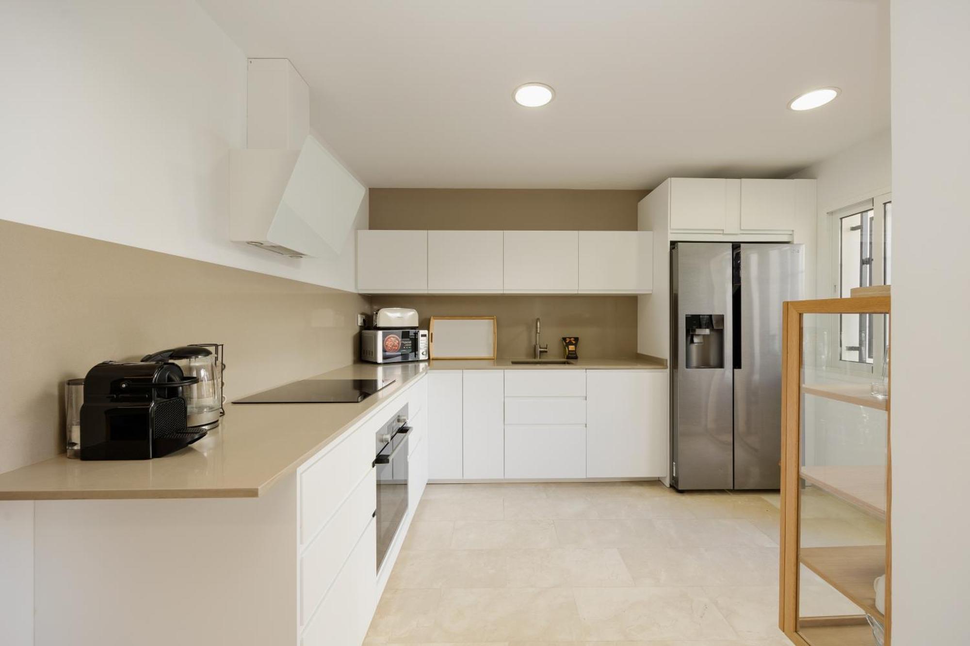 3-story Townhouse For 7, Newly Renovated, Terrace, Bbq, And Access In Arenal, Holiday home *