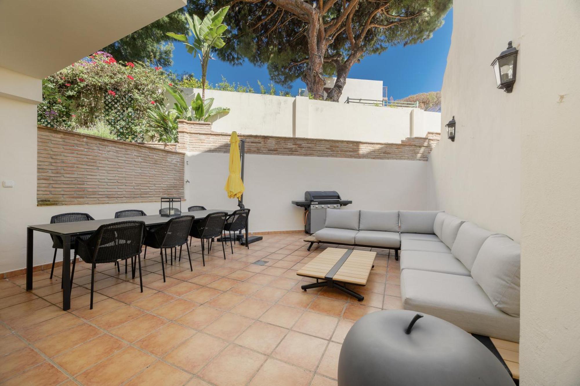 3-story Townhouse For 7, Newly Renovated, Terrace, Bbq, And Access In Arenal, Marbella