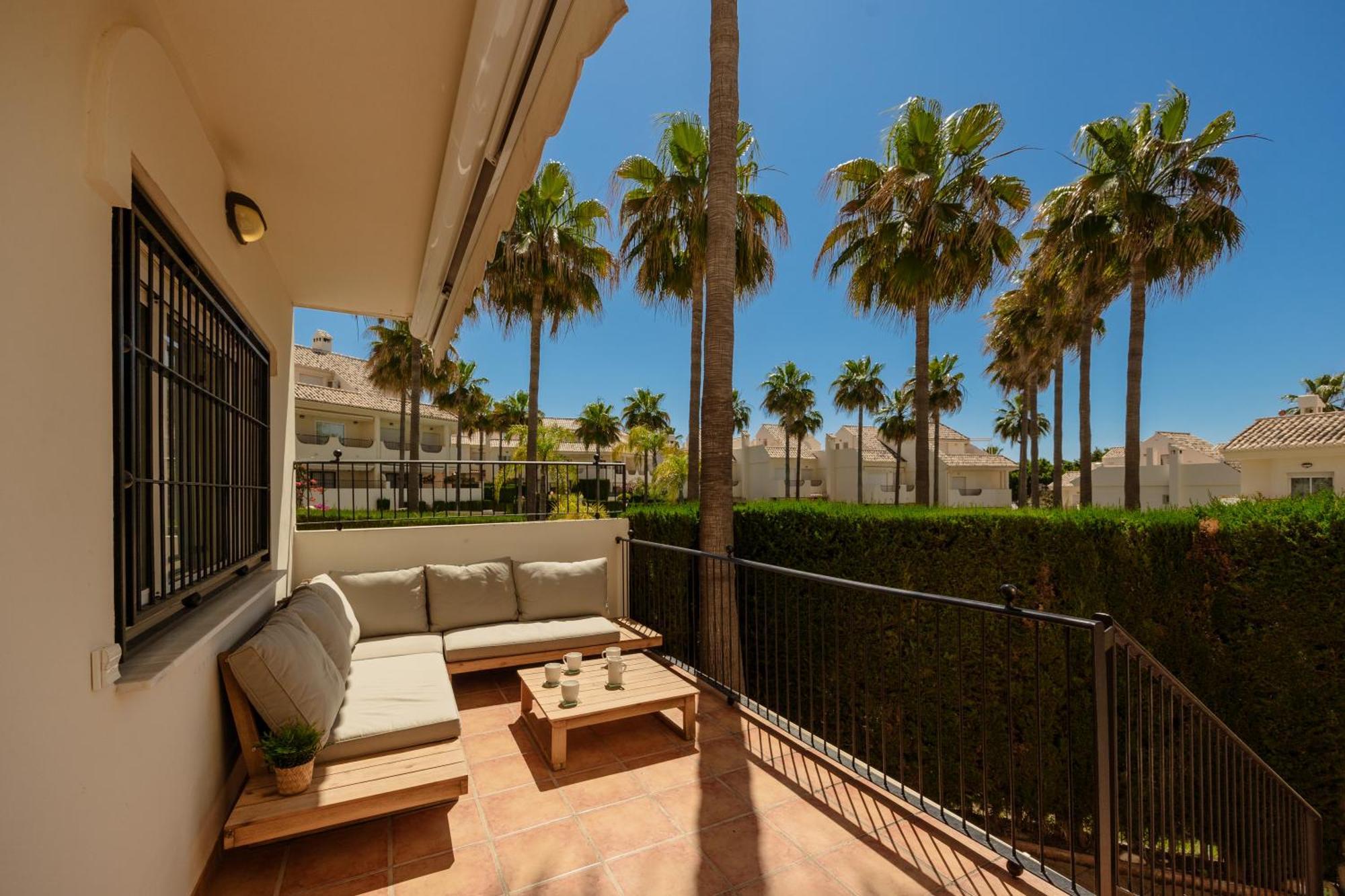 3-story Townhouse For 7, Newly Renovated, Terrace, Bbq, And Access In Arenal,