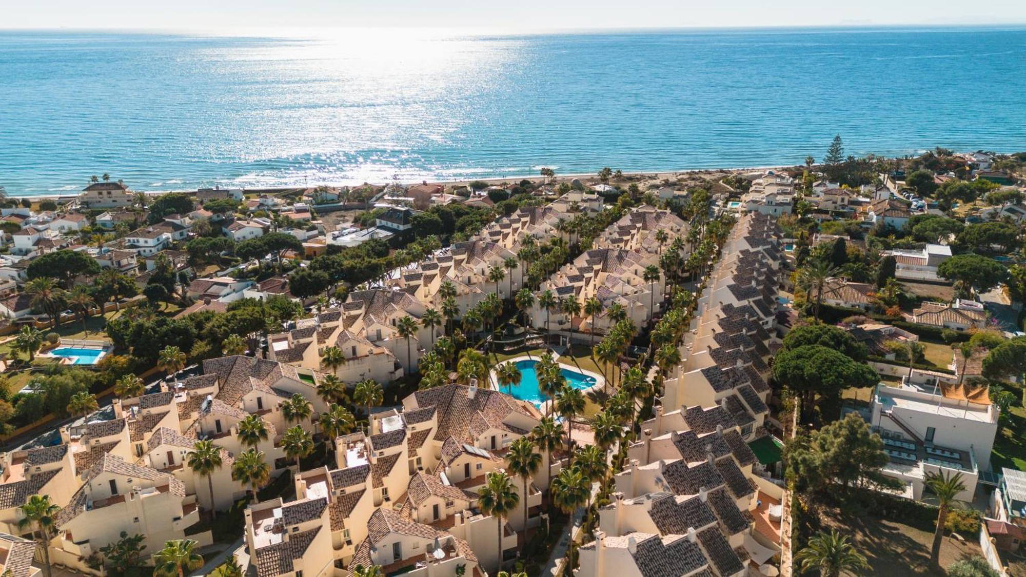 3-story Townhouse For 7, Newly Renovated, Terrace, Bbq, And Access In Arenal, * Marbella