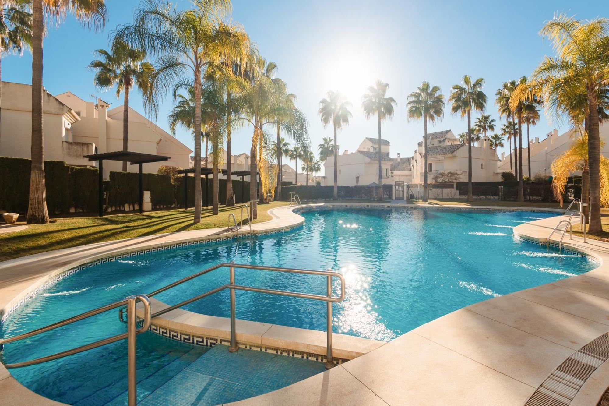 3-story Townhouse For 7, Newly Renovated, Terrace, Bbq, And Access In Arenal, * Marbella