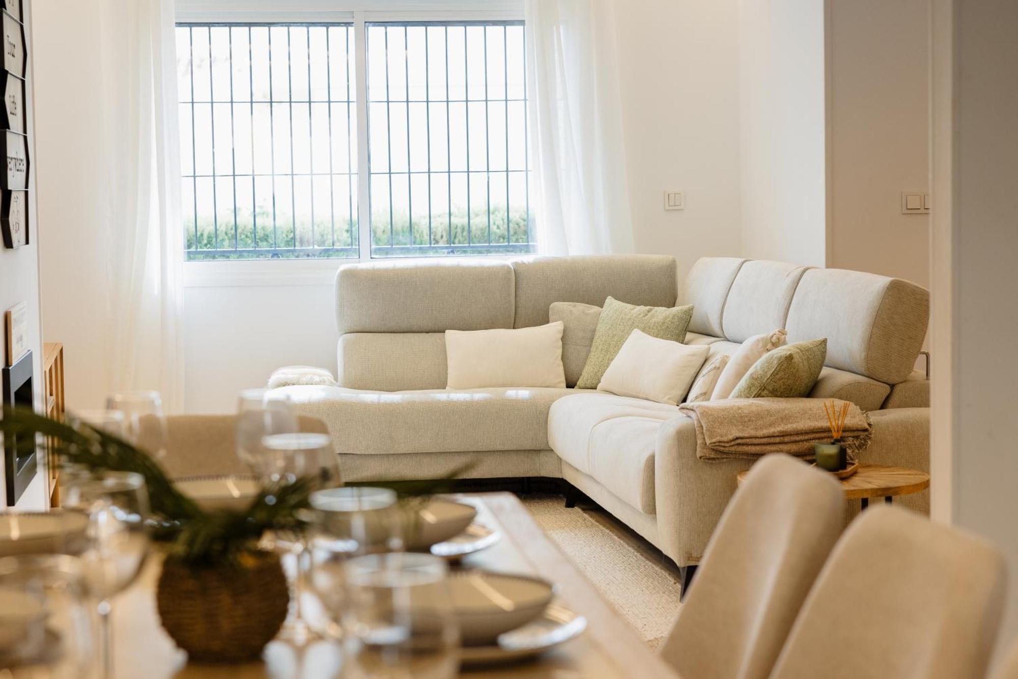 Holiday home 3-story Townhouse For 7, Newly Renovated, Terrace, Bbq, And Access In Arenal,