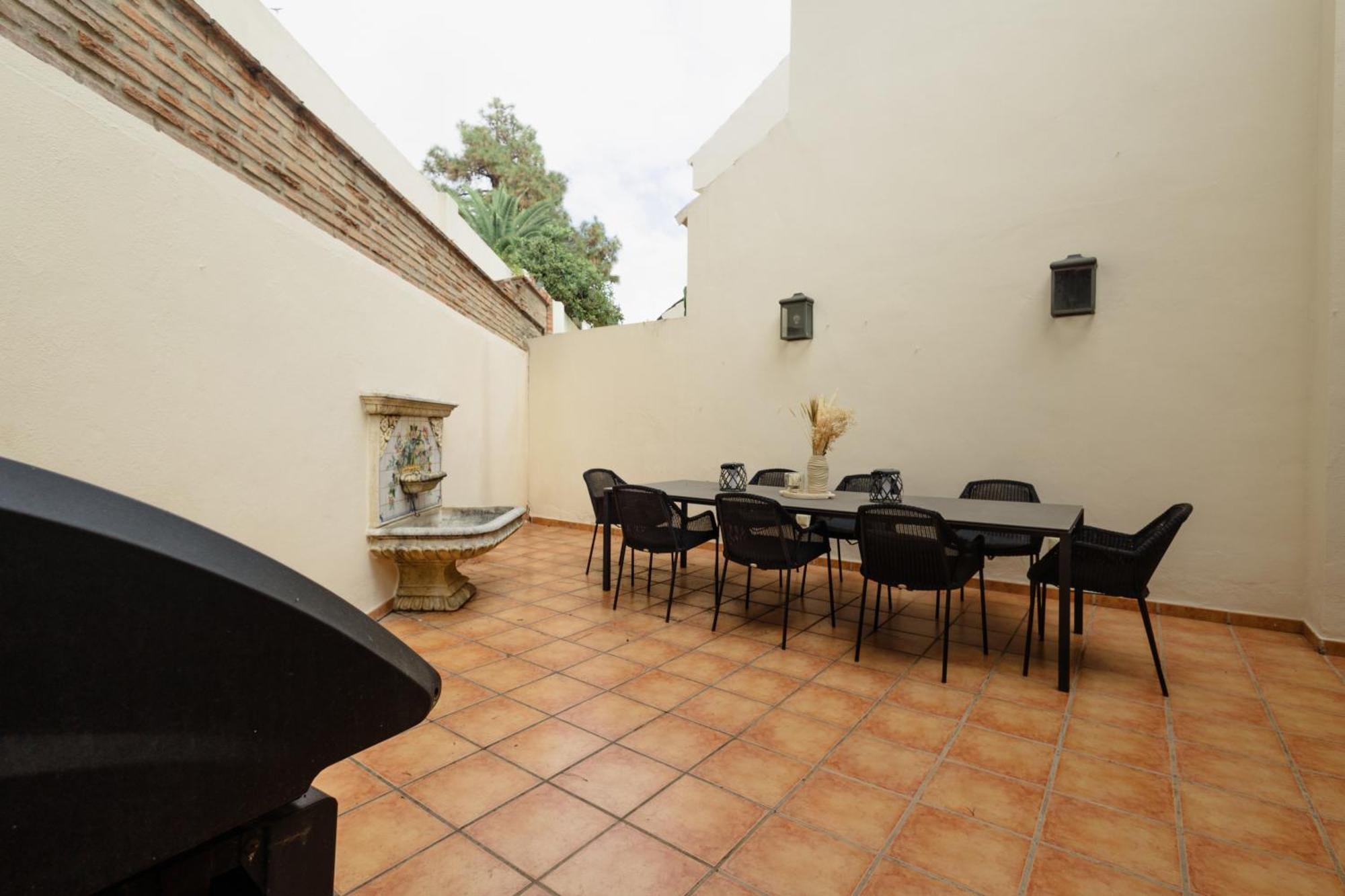 3-story Townhouse For 7, Newly Renovated, Terrace, Bbq, And Access In Arenal, Holiday home Marbella