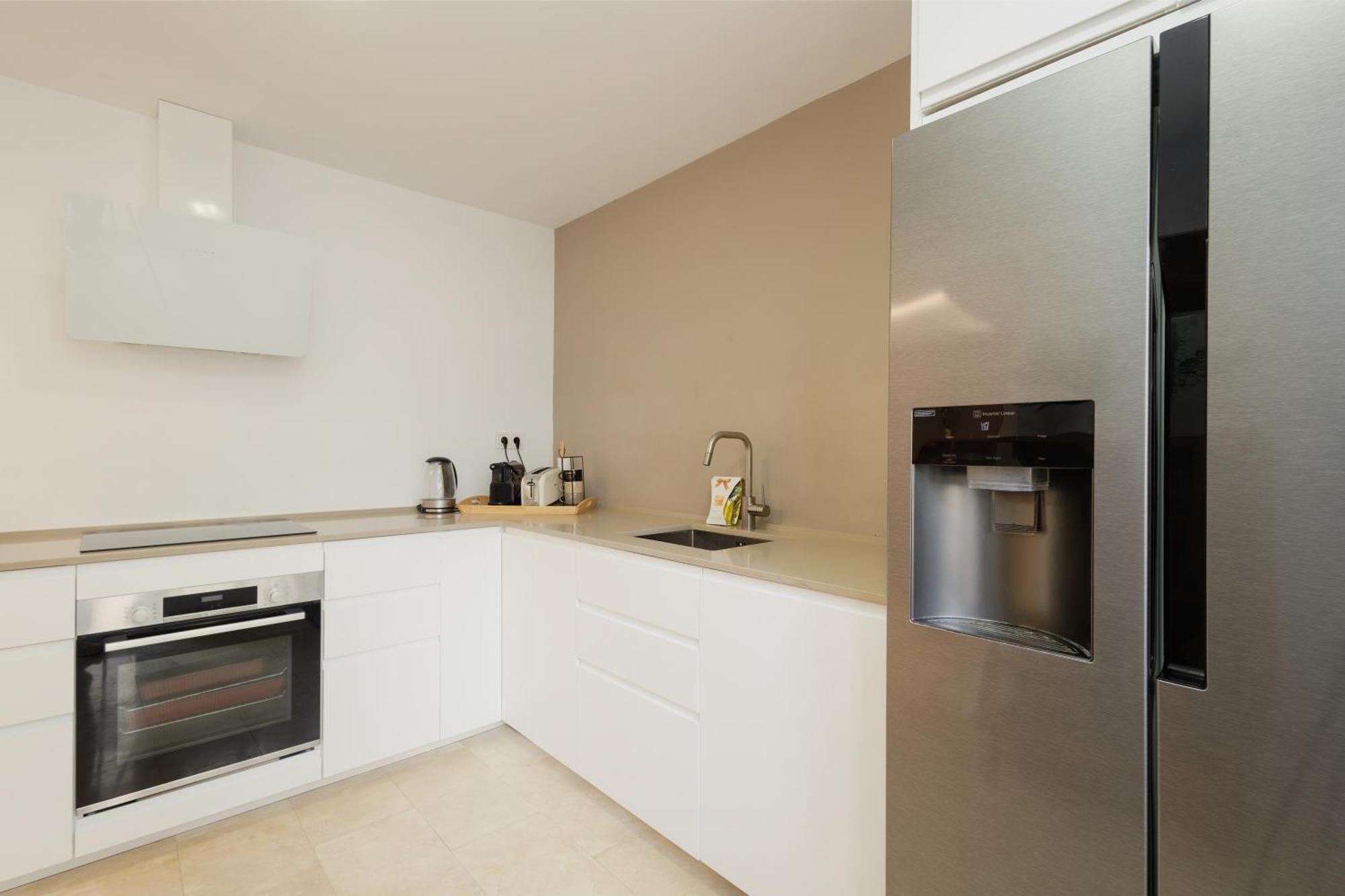 Holiday home 3-story Townhouse For 7, Newly Renovated, Terrace, Bbq, And Access In Arenal, Marbella