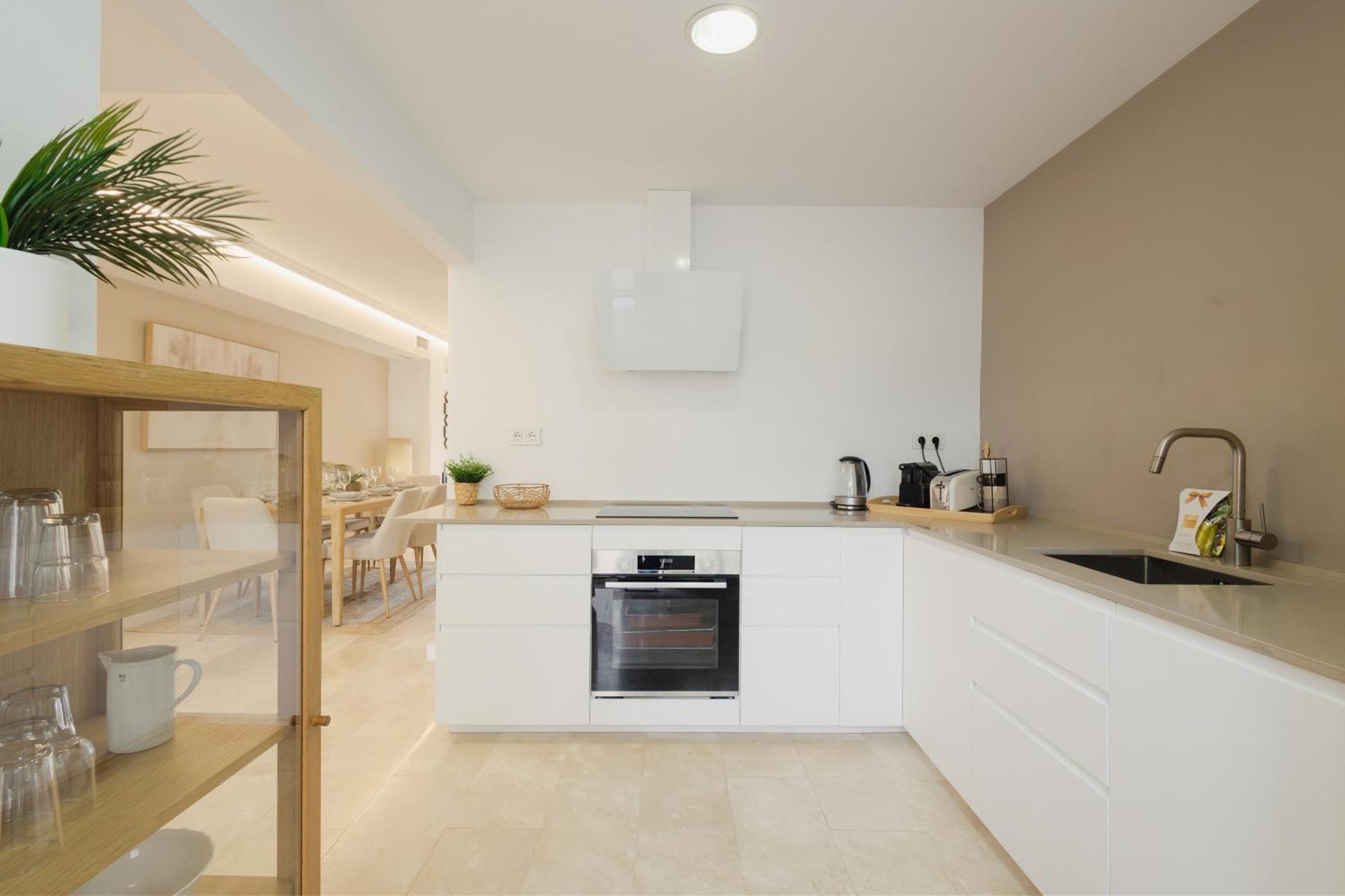 3-story Townhouse For 7, Newly Renovated, Terrace, Bbq, And Access In Arenal, Holiday home
