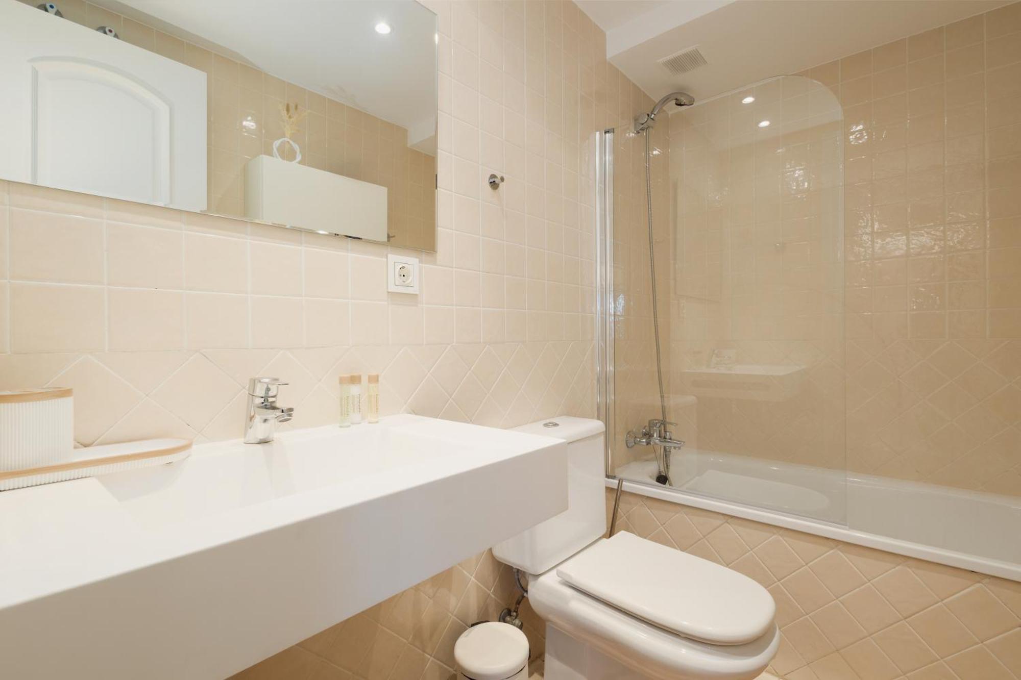 3-story Townhouse For 7, Newly Renovated, Terrace, Bbq, And Access In Arenal, * Marbella