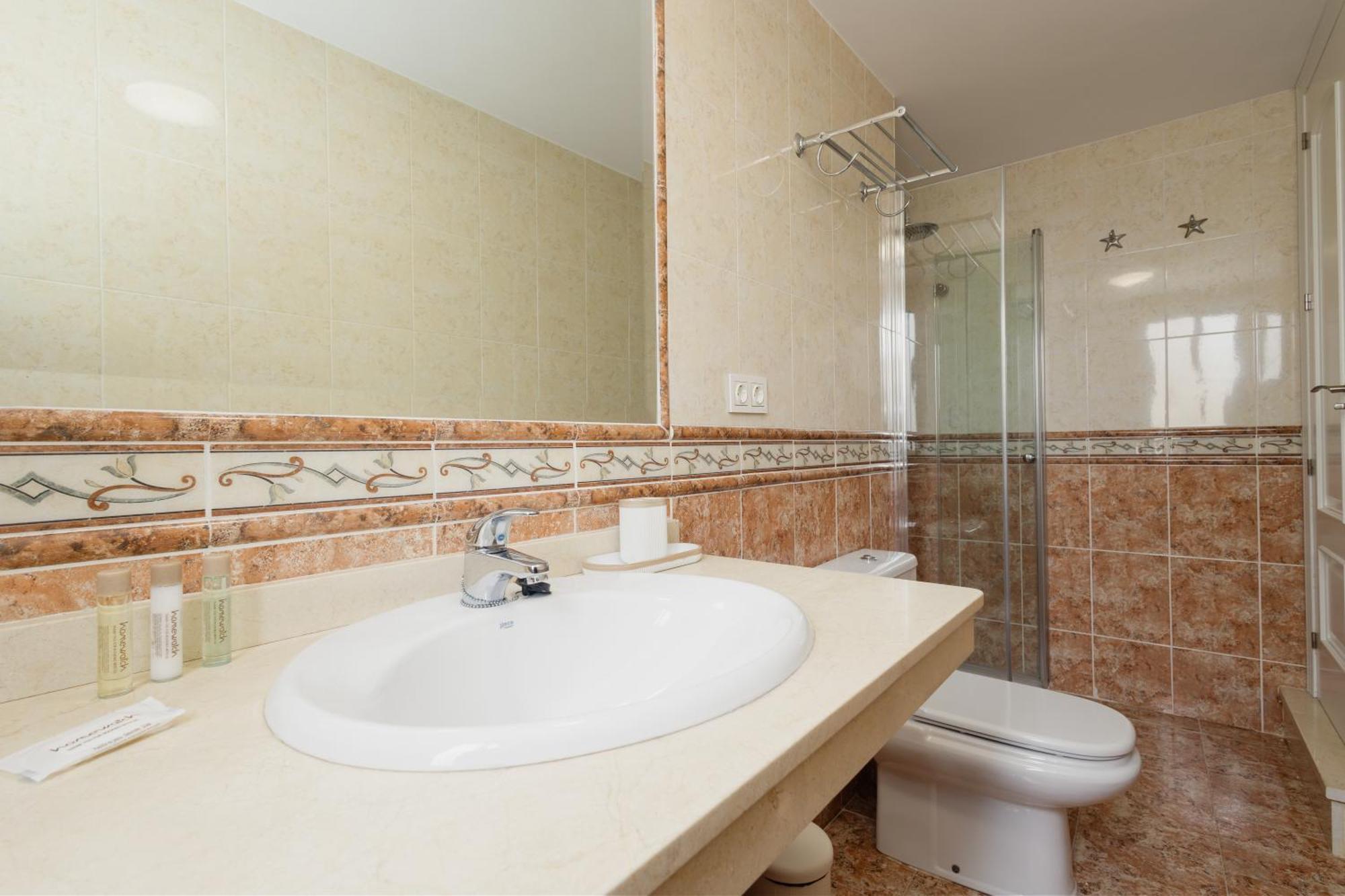 Holiday home 3-story Townhouse For 7, Newly Renovated, Terrace, Bbq, And Access In Arenal, Marbella