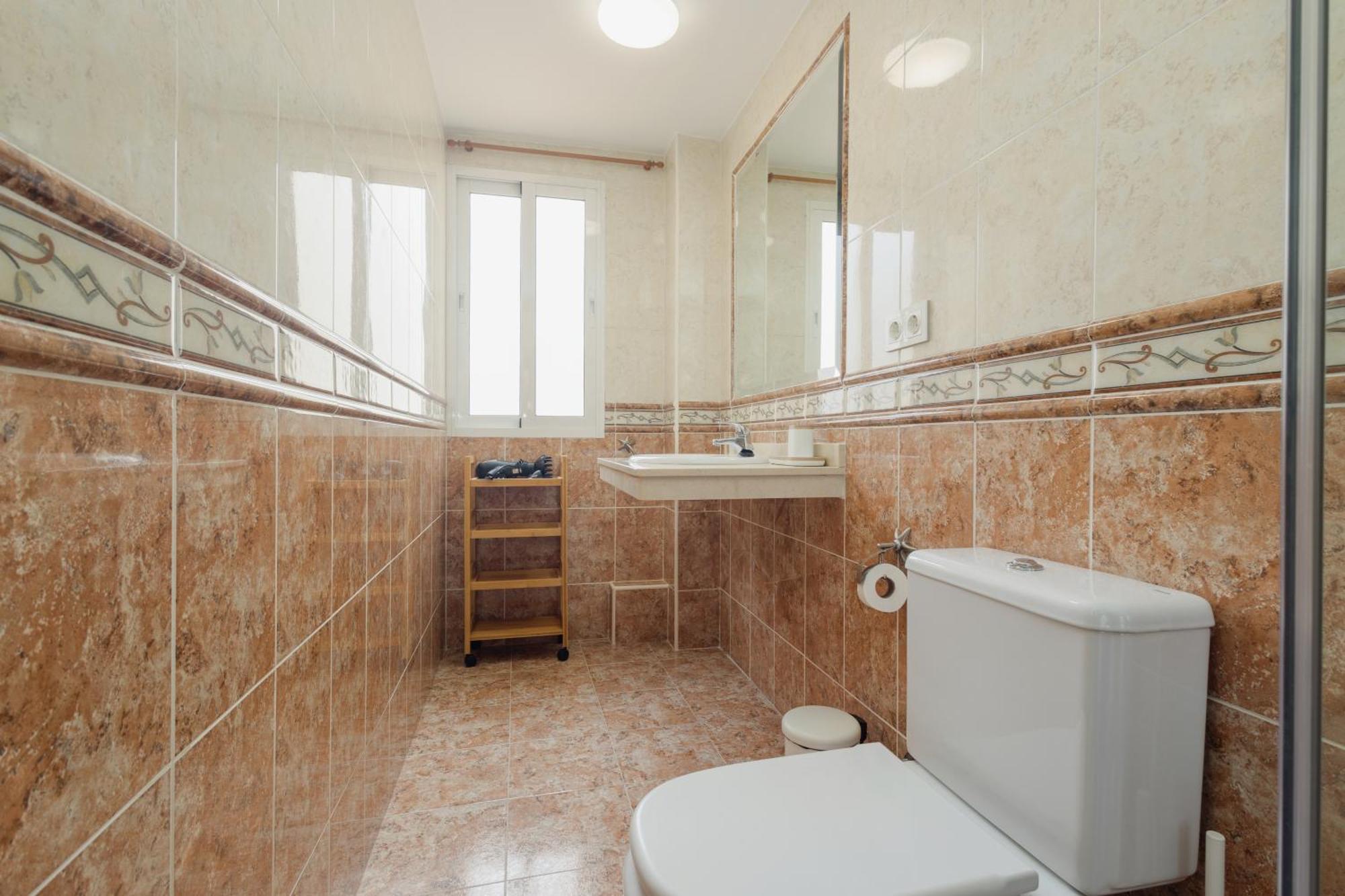 3-story Townhouse For 7, Newly Renovated, Terrace, Bbq, And Access In Arenal, Marbella