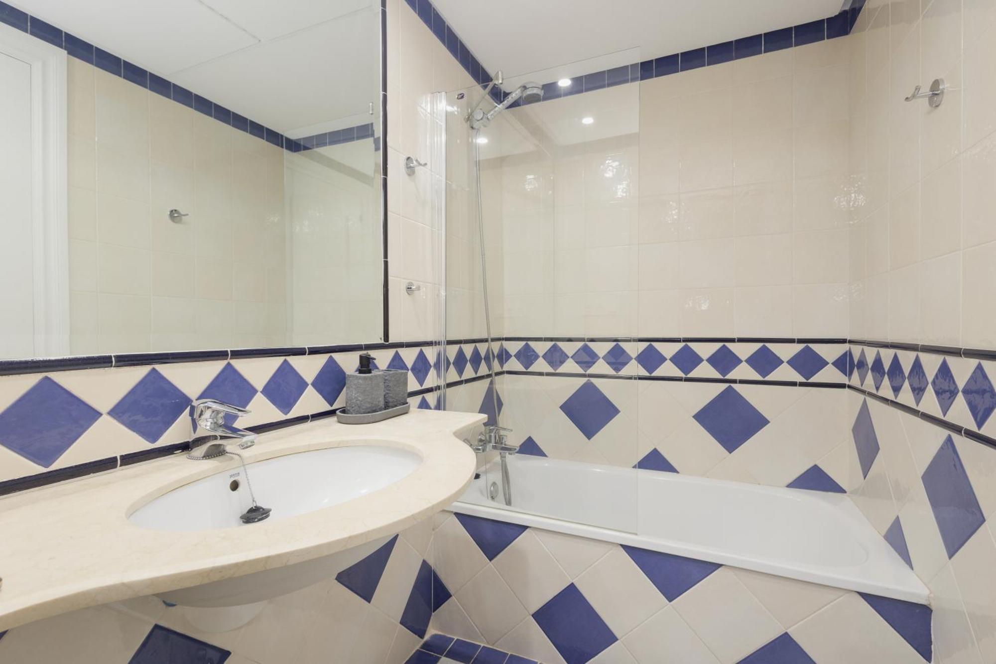 3-story Townhouse For 7, Newly Renovated, Terrace, Bbq, And Access In Arenal,