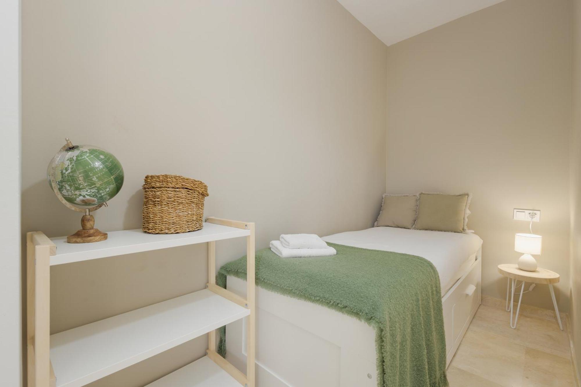 Holiday home 3-story Townhouse For 7, Newly Renovated, Terrace, Bbq, And Access In Arenal,