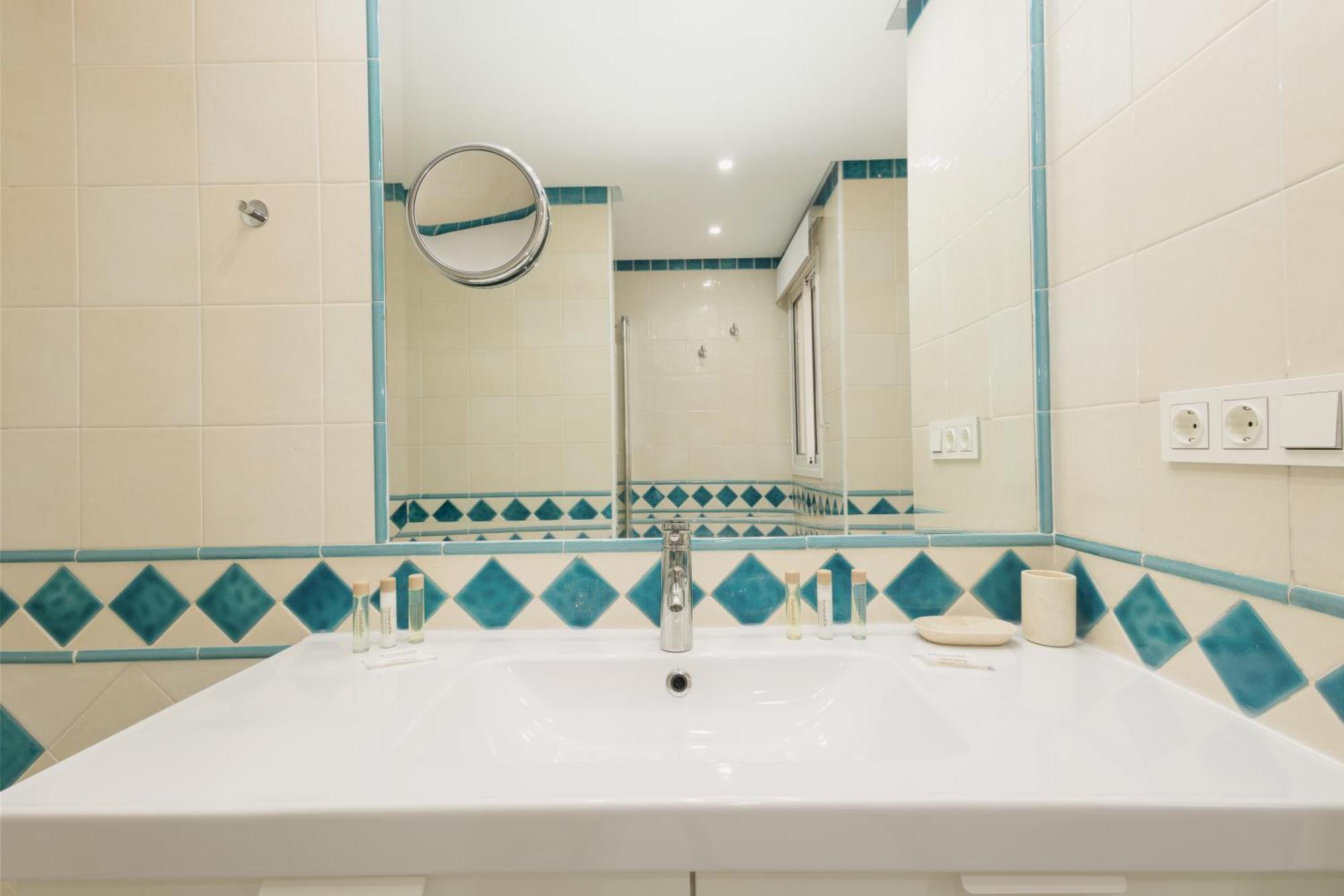 Holiday home 3-story Townhouse For 7, Newly Renovated, Terrace, Bbq, And Access In Arenal, Marbella