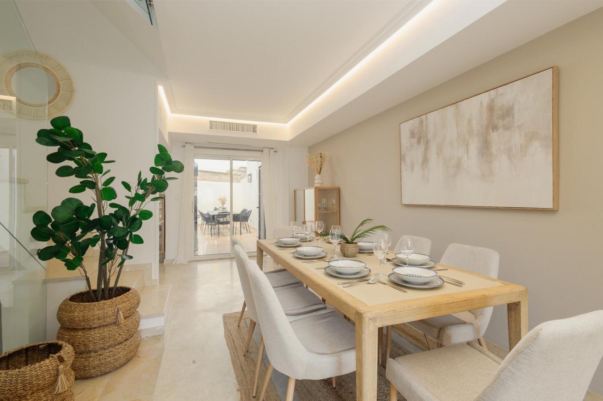 3-story Townhouse For 7, Newly Renovated, Terrace, Bbq, And Access In Arenal, Marbella