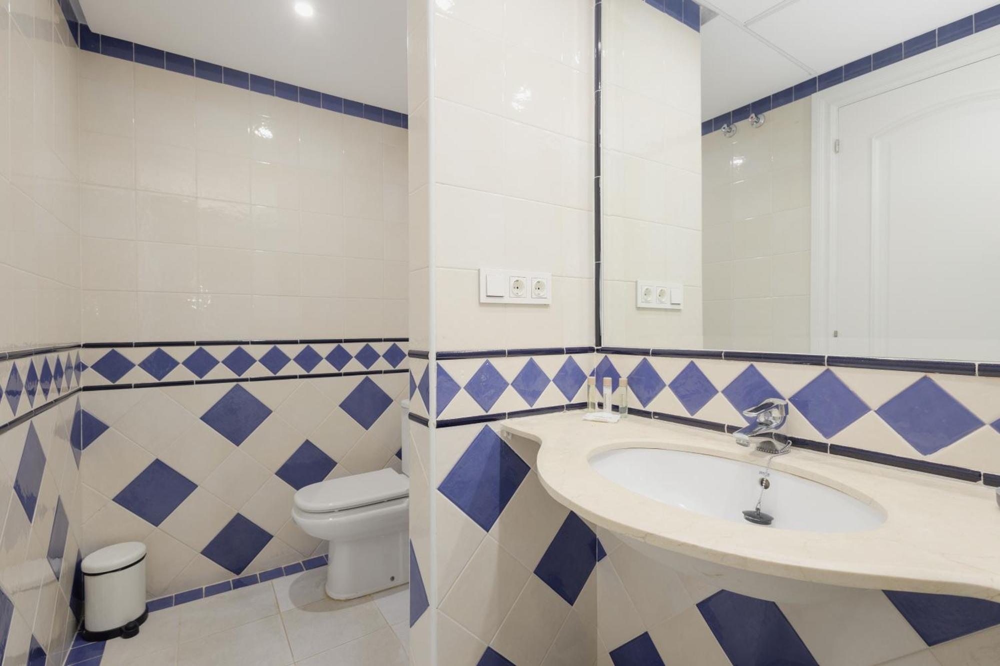 Holiday home 3-story Townhouse For 7, Newly Renovated, Terrace, Bbq, And Access In Arenal, *