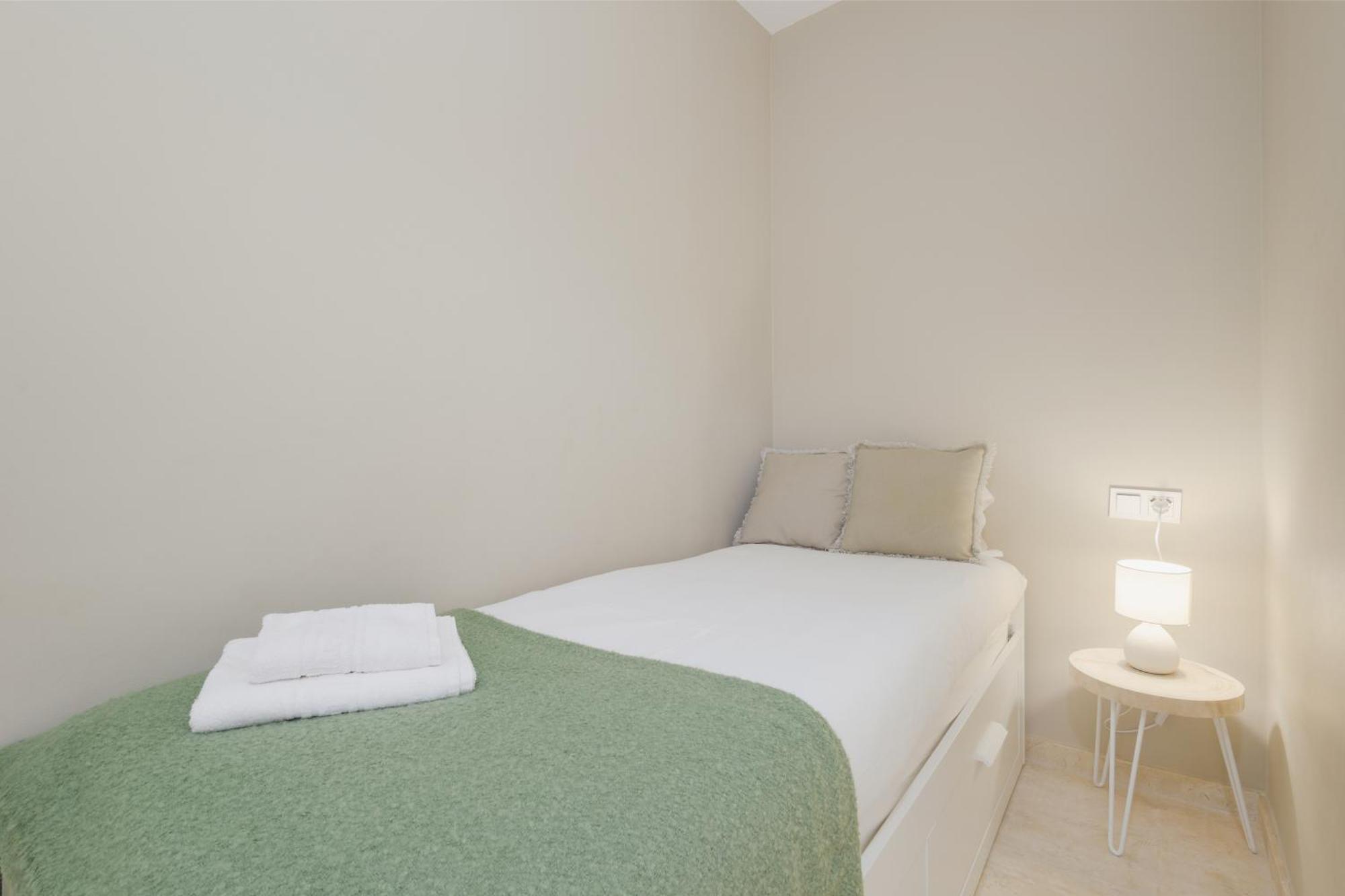 3-story Townhouse For 7, Newly Renovated, Terrace, Bbq, And Access In Arenal, *
