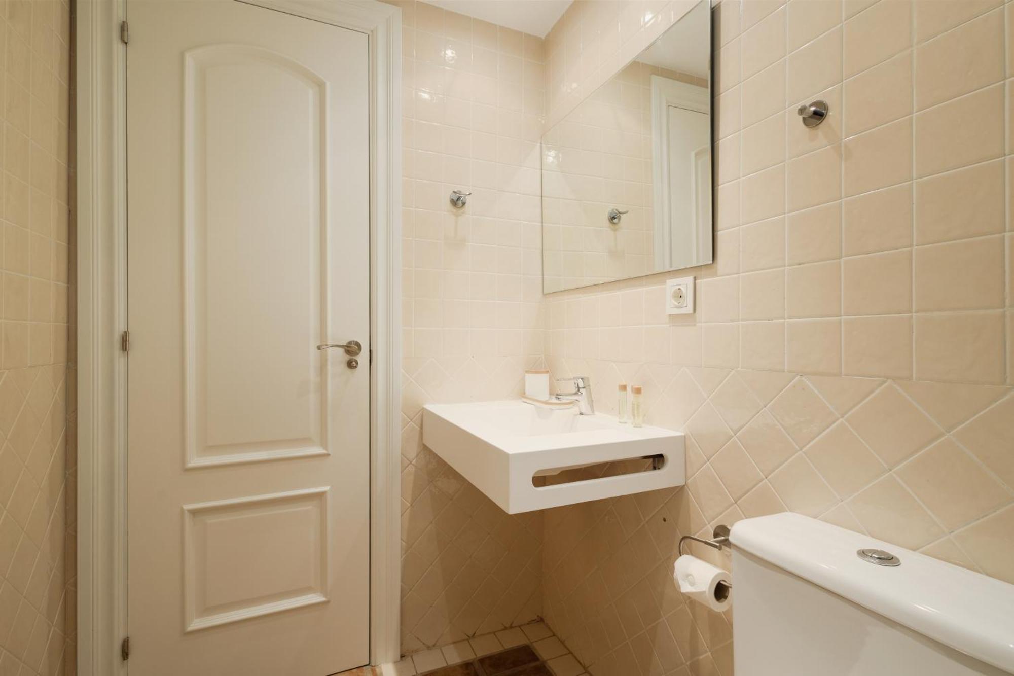 3-story Townhouse For 7, Newly Renovated, Terrace, Bbq, And Access In Arenal,