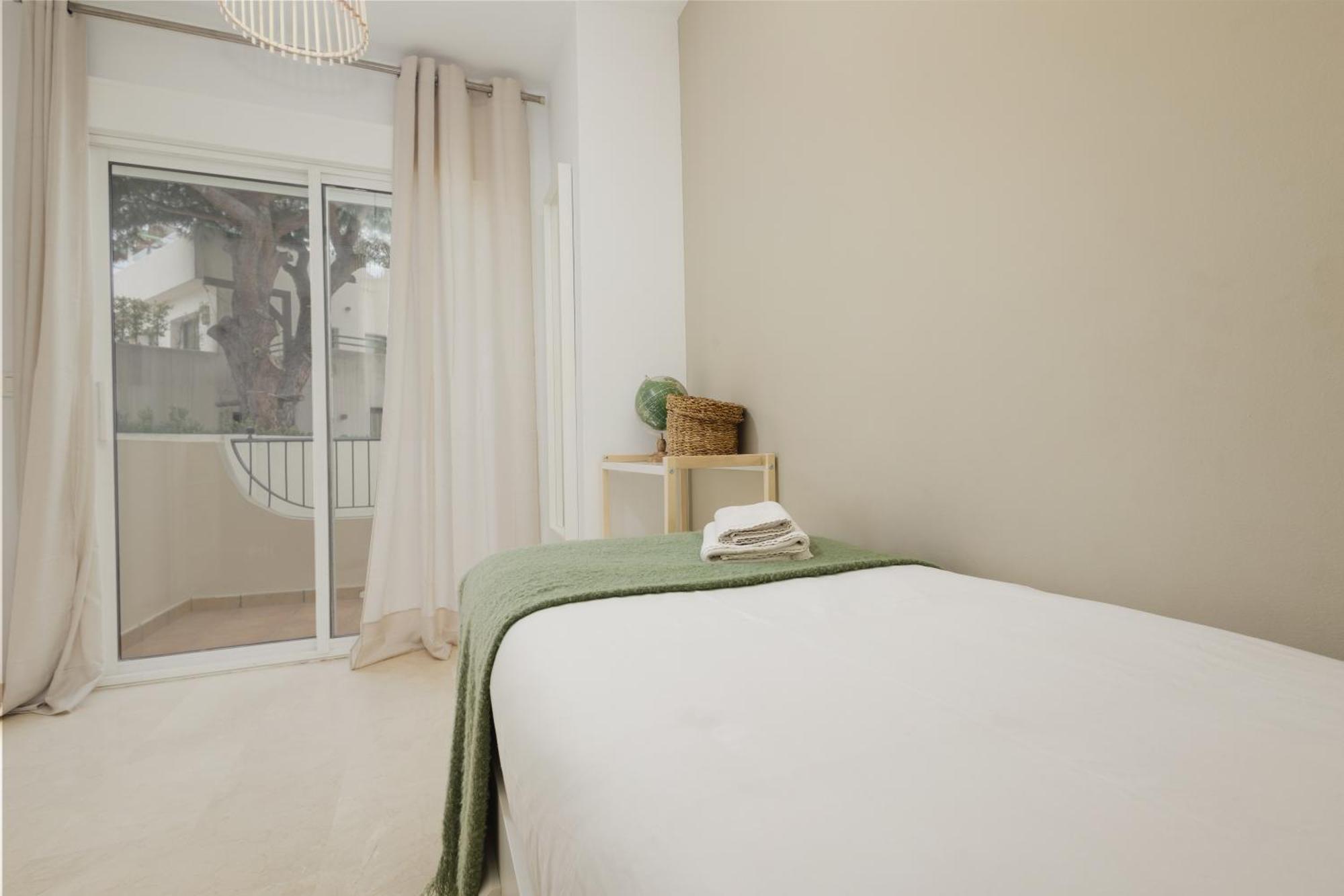 3-story Townhouse For 7, Newly Renovated, Terrace, Bbq, And Access In Arenal, Marbella