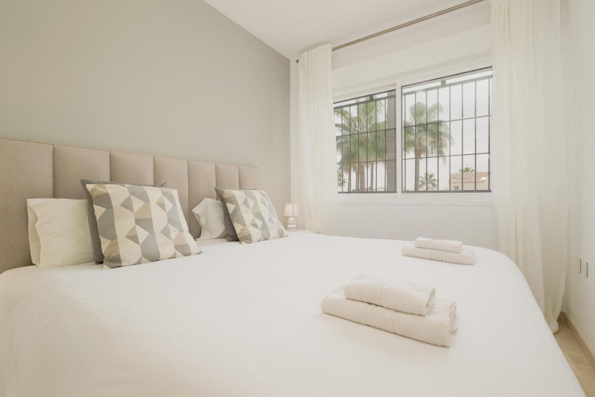 3-story Townhouse For 7, Newly Renovated, Terrace, Bbq, And Access In Arenal, * Marbella