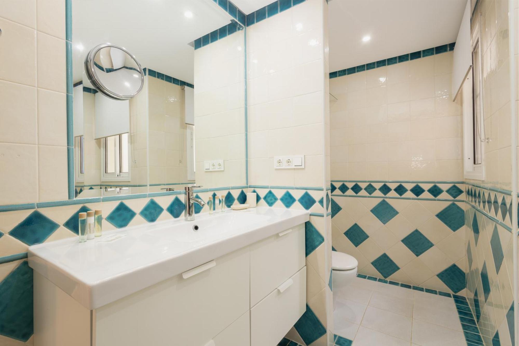 3-story Townhouse For 7, Newly Renovated, Terrace, Bbq, And Access In Arenal, Holiday home